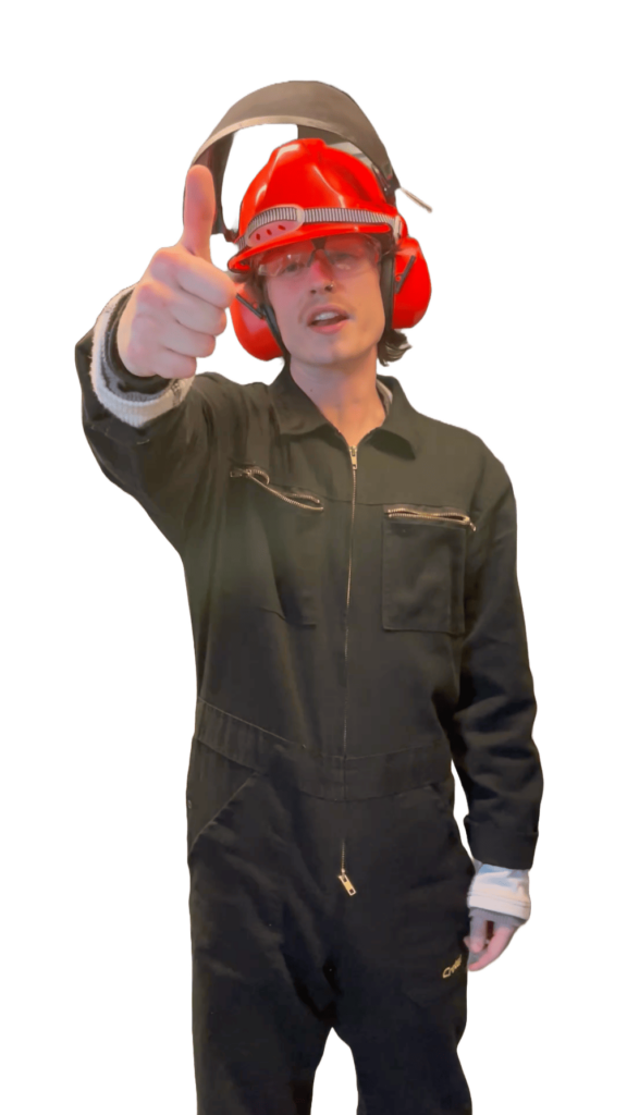 Lachende man met een knuppel.