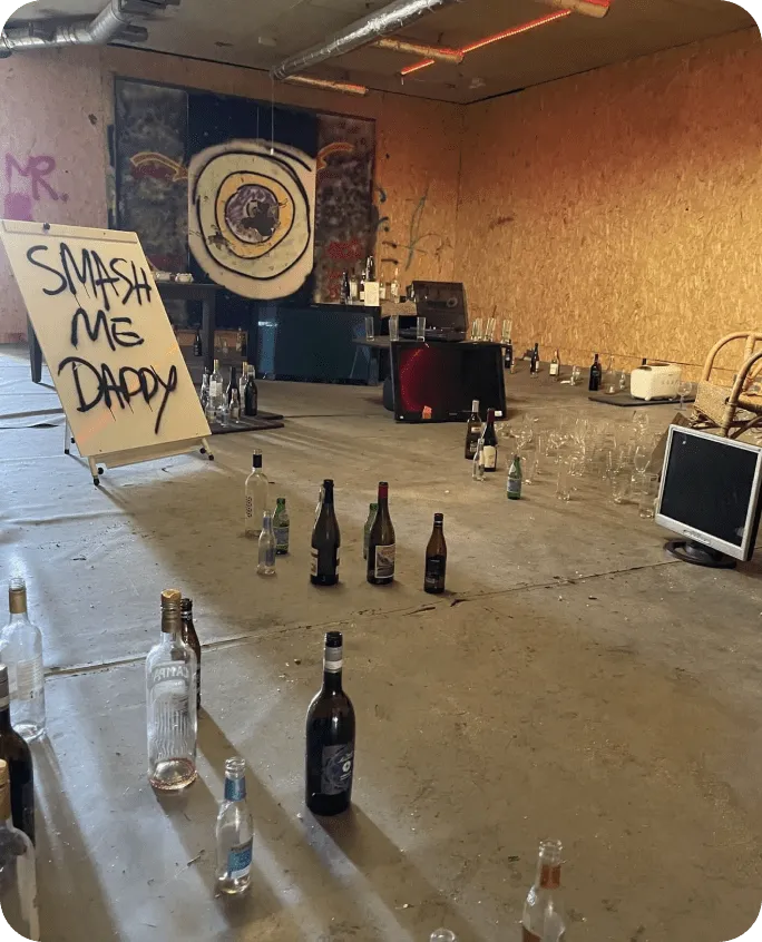 Diverse objecten zoals spiegels en speelgoed voor rage room