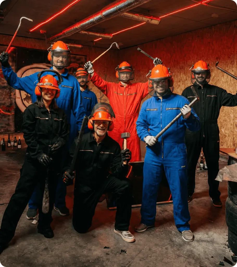 Groep vrienden tijdens rage room activiteit voor stressverlichting
