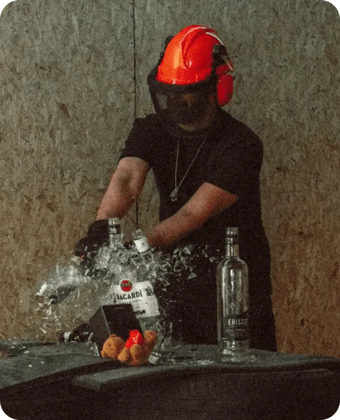Glaswerk en flessen om kapot te slaan in de rage room
